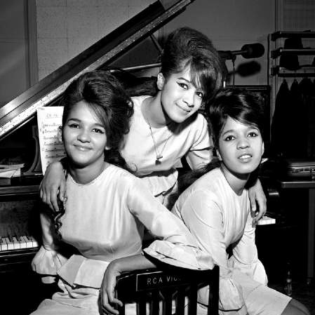 The Ronettes The Ronettes, Frosty The Snowman, Piano, Vocal & Guitar (Right-Hand Melody)